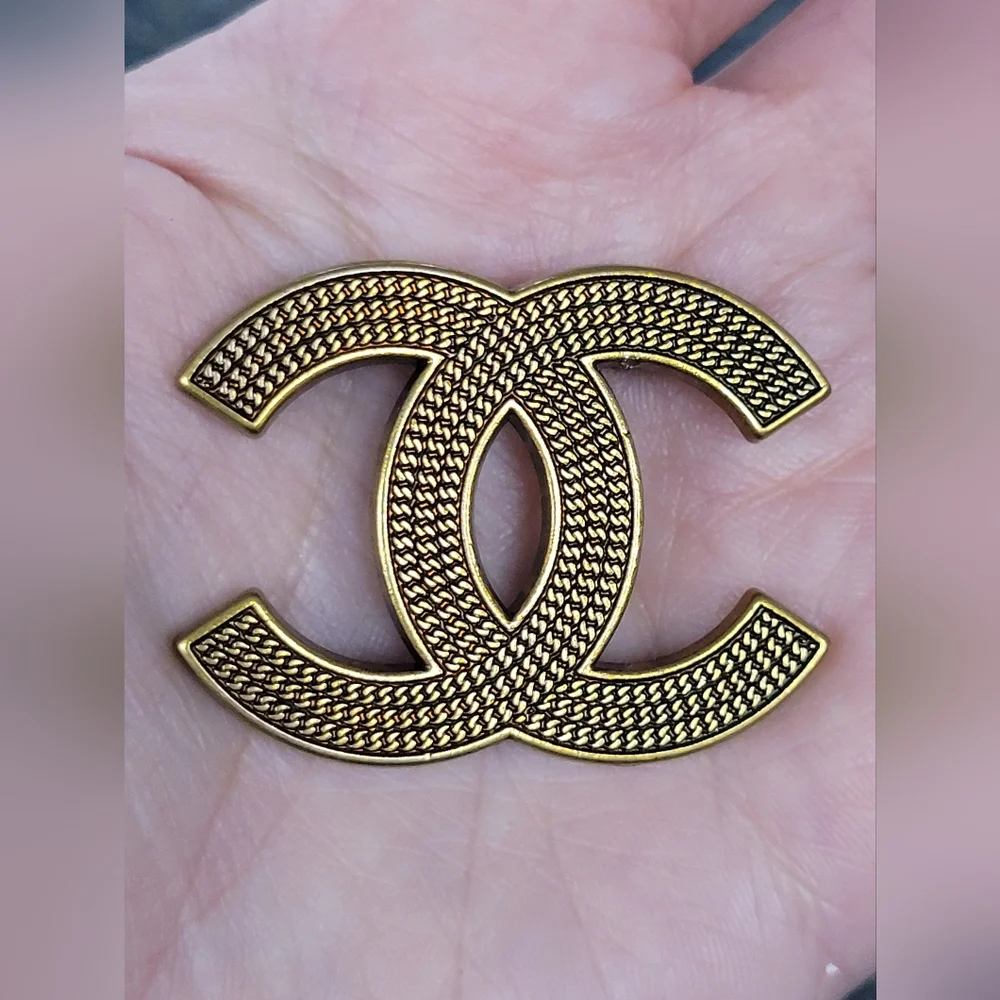 CHANEL Gold-Tone CC Logo Brooch – Textured Woven Design (B21 Collection) - Picture 2 of 4